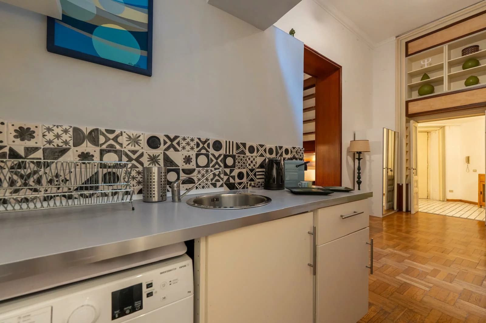 Cucina · piastrelle decorate, una moka pronta